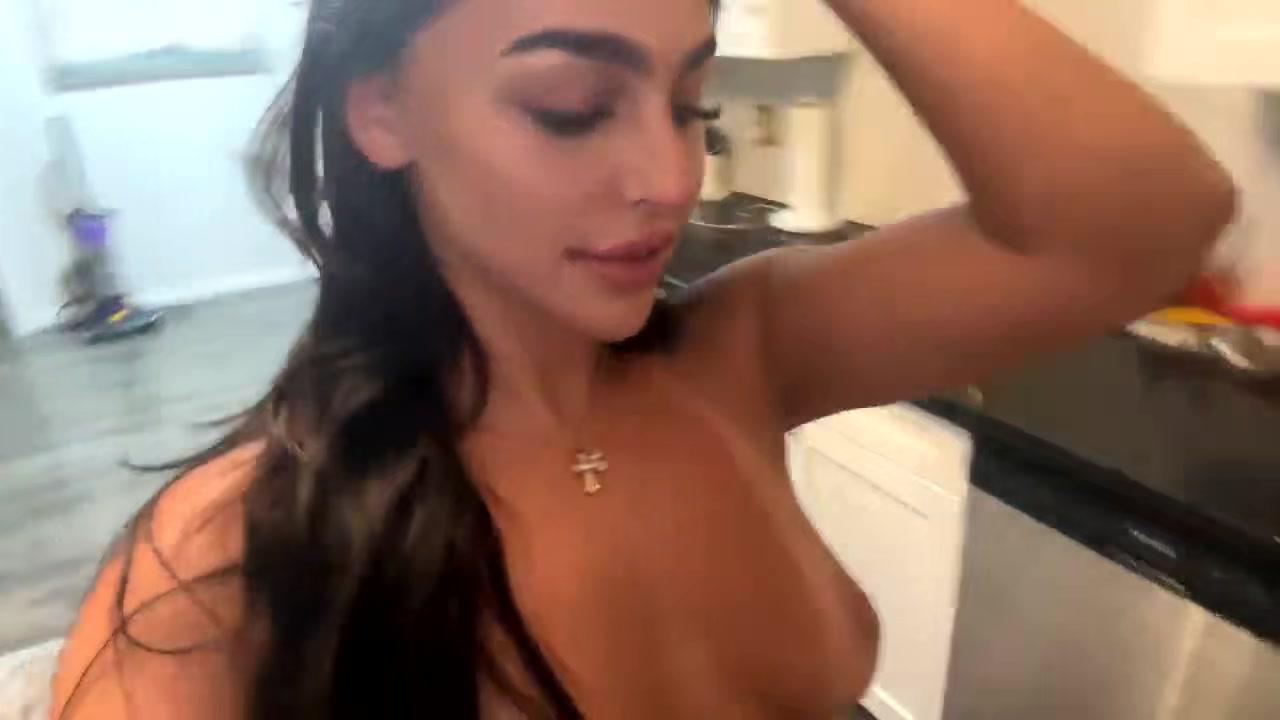 Emily Rinaudo Nude Kitchen Onlyfans Livestream Leaked Influencers