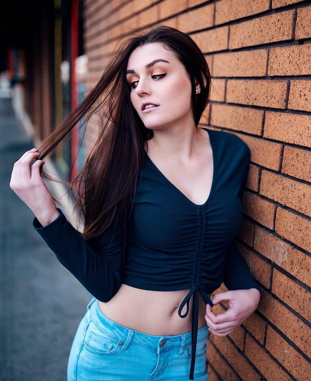 Ally Hardesty Sexy Pictures - Influencers GoneWild