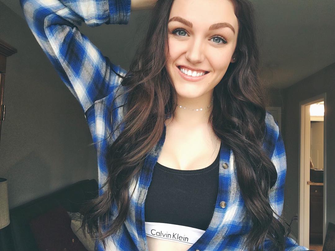 Ally Hardesty Sexy Pictures - Influencers GoneWild