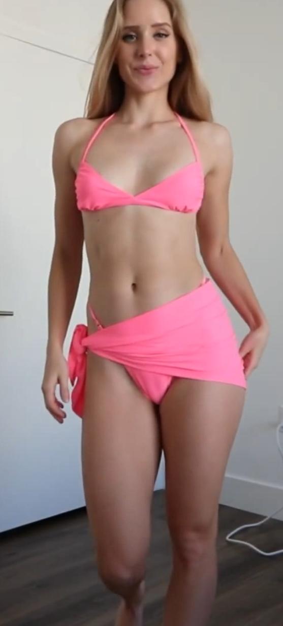 Caroline Zalog Bikini Intentar en Haul Video