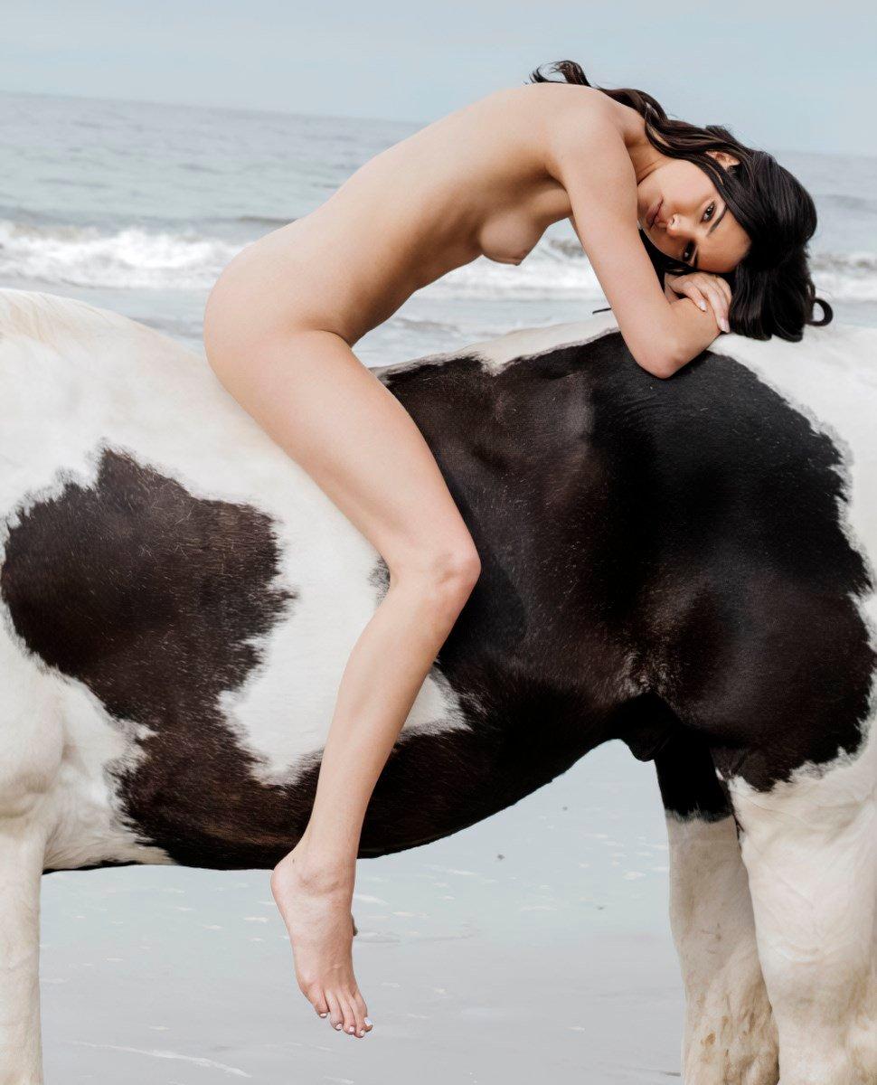 Kendall Jenner Nude Horse Riding Set Leaked - Influencers GoneWild