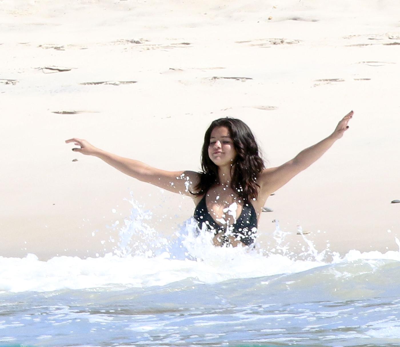 Selena Gomez Sexy One-Piece Swimsuit Paparazzi Set Leaked. 