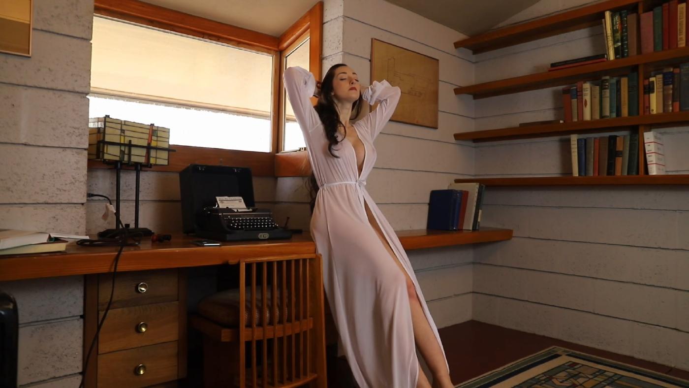 A nerd in negligee - nude photos